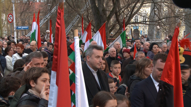 oameni cu steaguri Oradea Ziua Maghiarilor 2019