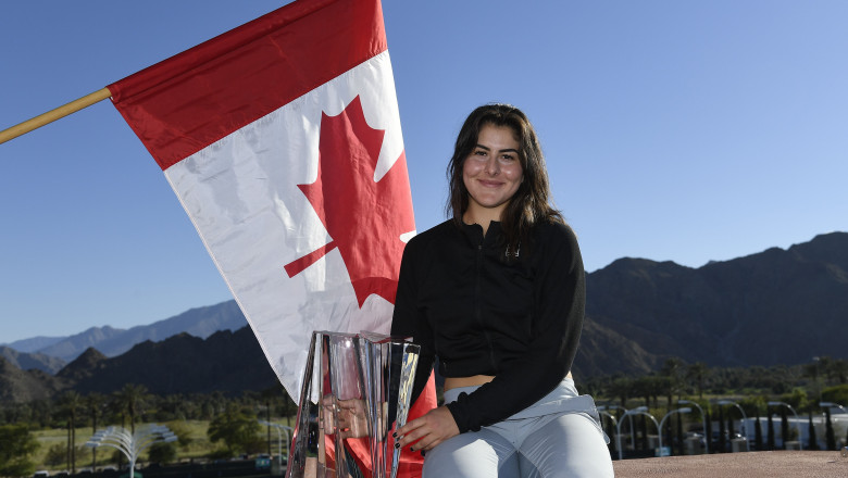 Bianca Andreescu cu trofeul Indian Wells și steagul Canadei în spate
