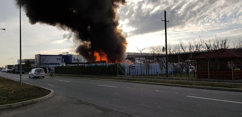 Incendiu violent in curtea unui depozit de deseuri din materiale plastice din Oradea