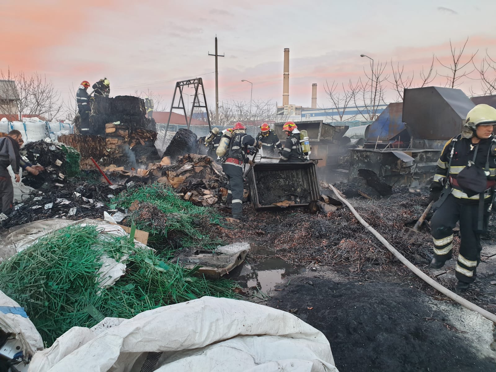 20 de tone de deseuri au ars in incendiul de pe Soseaua Borsului. Focul a fost provocat de o tigara
