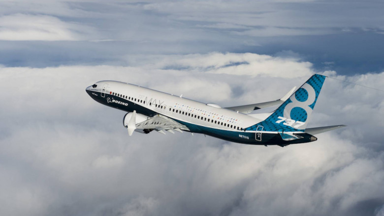 Avion Boeing 737 MAX in zbord deasupra norilor