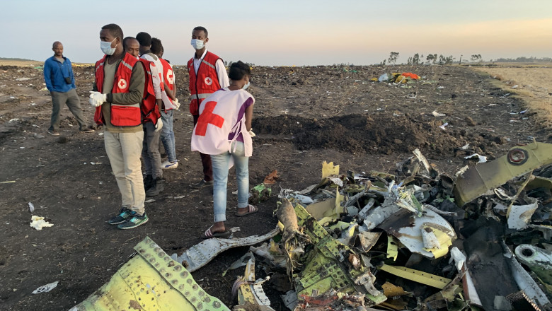 Echipajele de salvare recuperează resturile epavei avionului Ethiopian Airlines prăbușit duminică