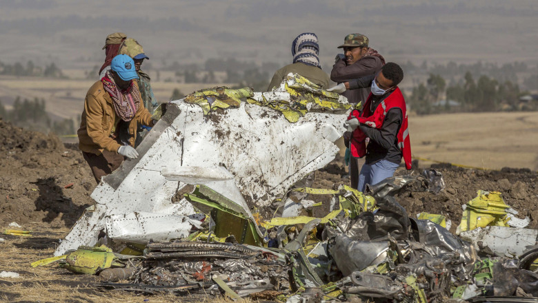 Echipajele de salvare recuperează resturile epavei avionului Ethiopian Airlines prăbușit duminică