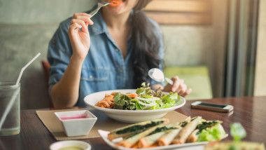 shutterstock_745644112 femeie mancare sanatoasa