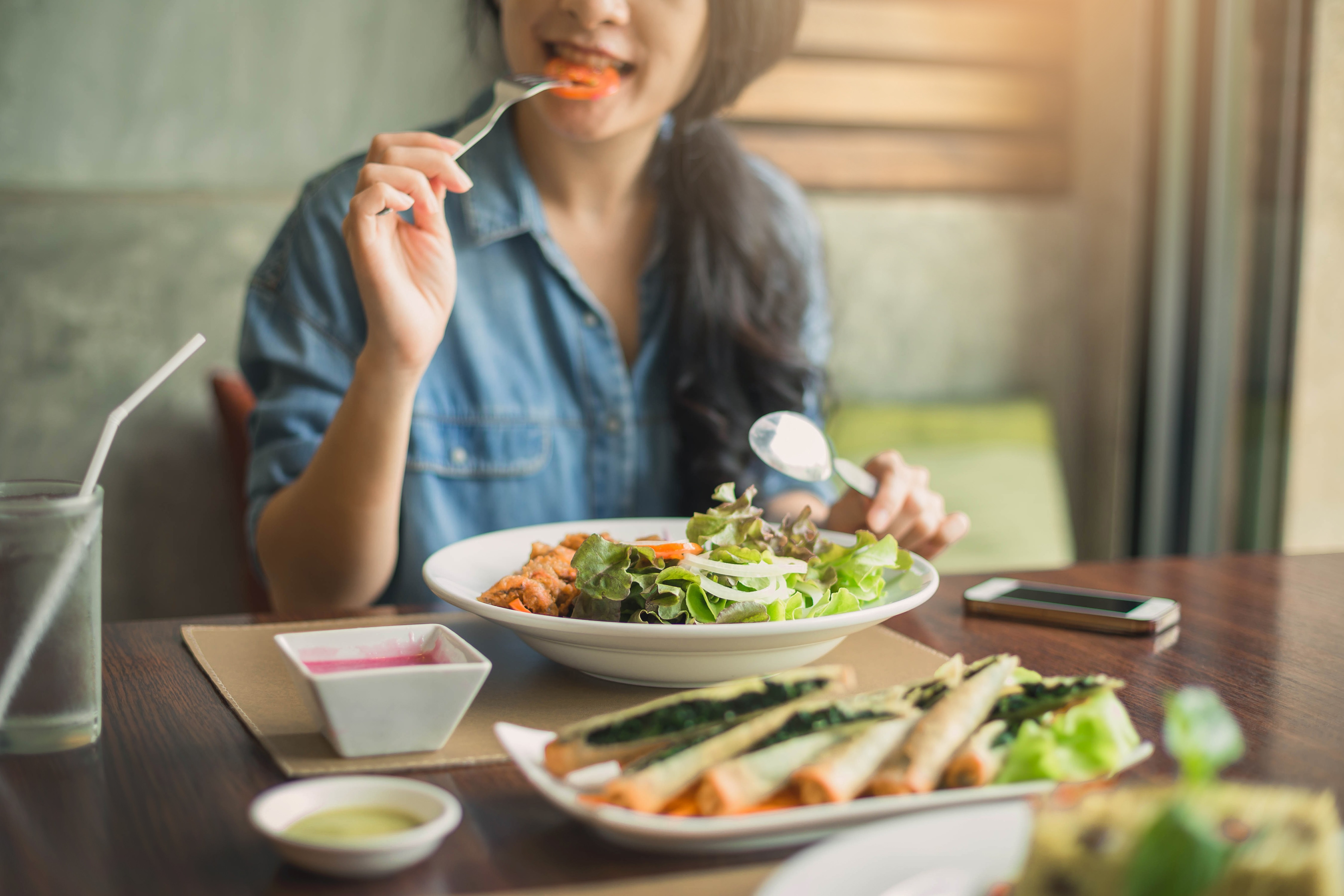 De cate ori trebuie sa mestecam alimentele? Greseala pe care o facem atunci cand mancam