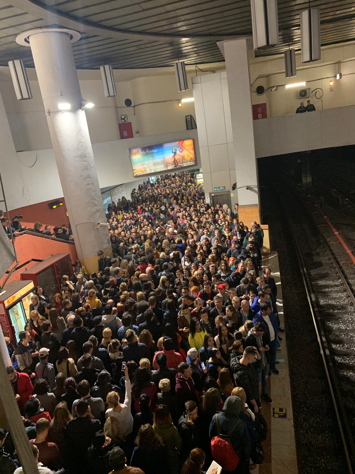 Defectiune la un metrou care mergea spre Pipera. Peroane pline de pasageri la Piata Victoriei