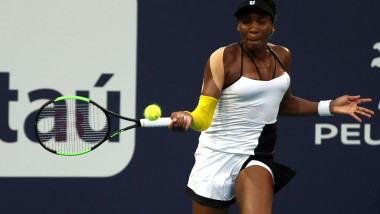 Venus Williams cu bandaje pe mână