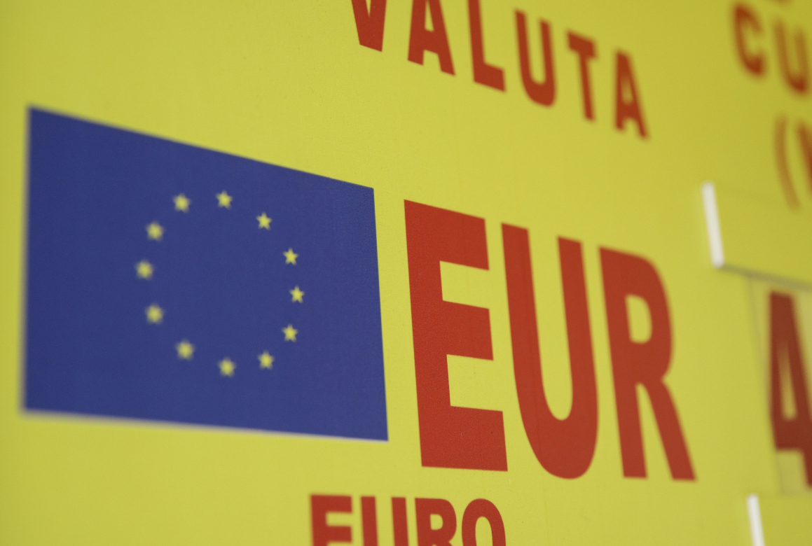 Analiştii CFA estimeaza ca euro va depaşi pragul de 4,84 lei in urmatoarele 12 luni