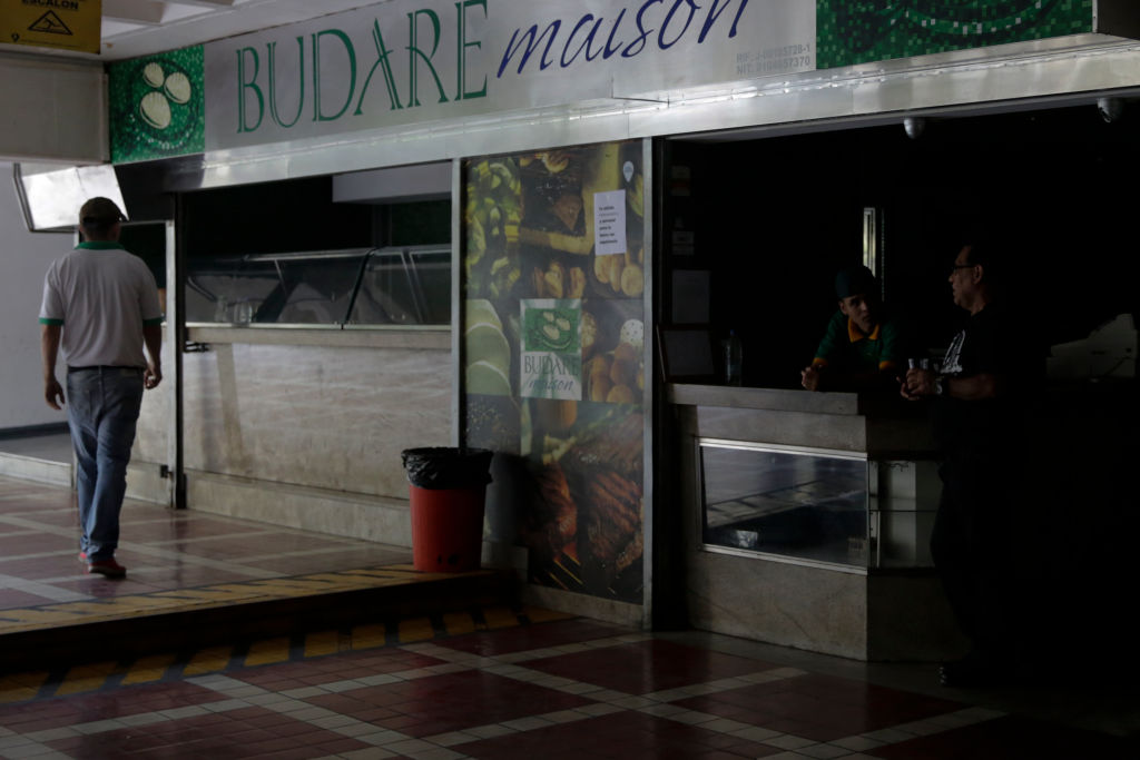 Venezuela este din nou in bezna. Maduro da vina pe „sabotorii straini si teroristii”, dar cauza penei de curent ar fi cu totul alta
