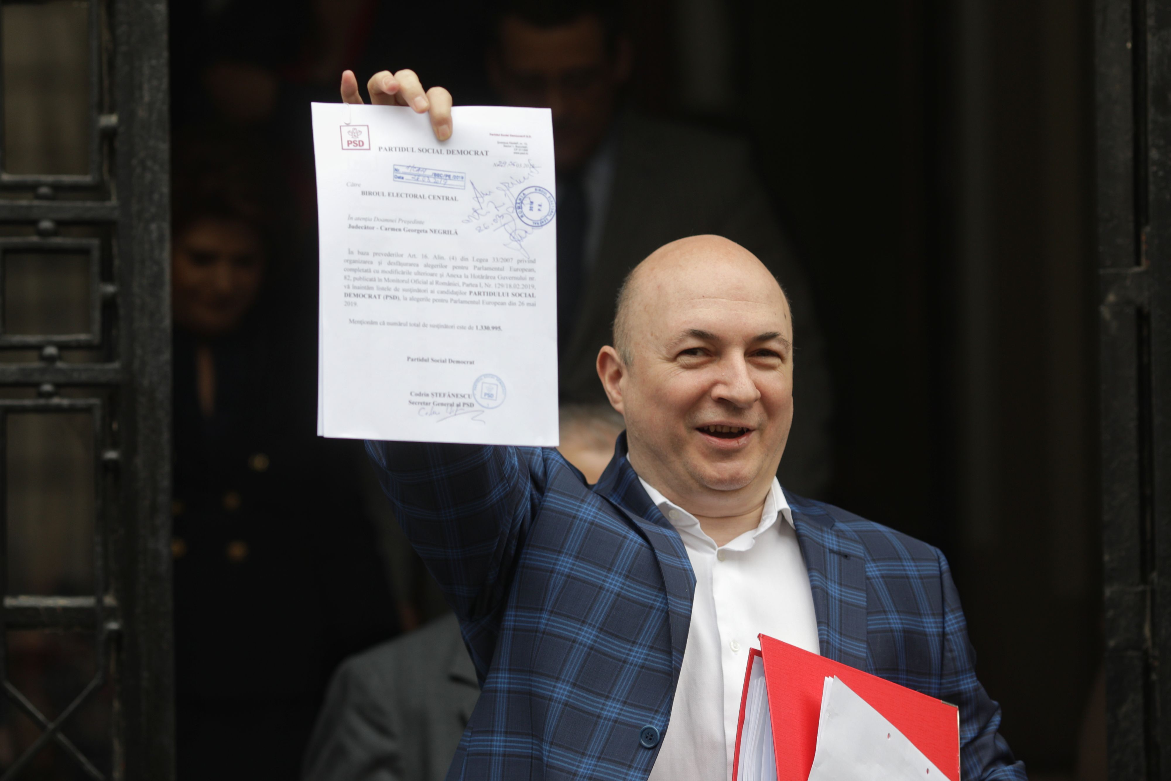 PSD a depus lista pentru europarlamentare la BEC. Peste 200 de sustinatori i-au aplaudat