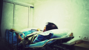 barbat pe patul de spital