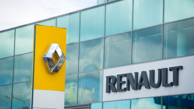 renault logo sigla shutterstock_208035937