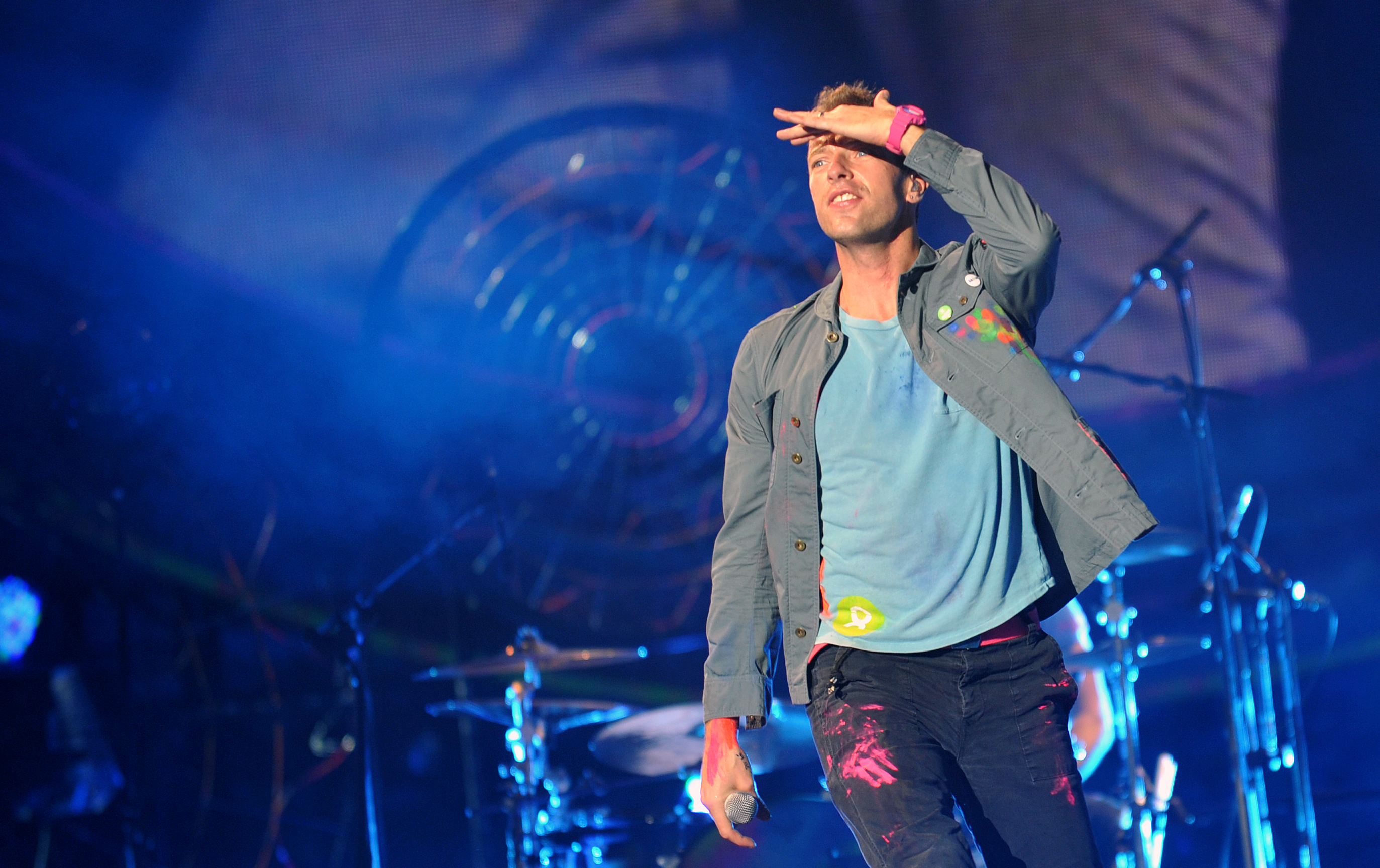 VIDEO Momentul in care solistul Coldplay, Chris Martin, cade intr-o gaura din scena in timpul unui concert, la Melbourne