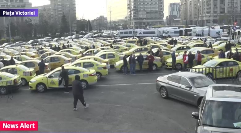 Piaţa Victoriei, blocata de transportatori. Protest cu restricţii de trafic in Bucureşti