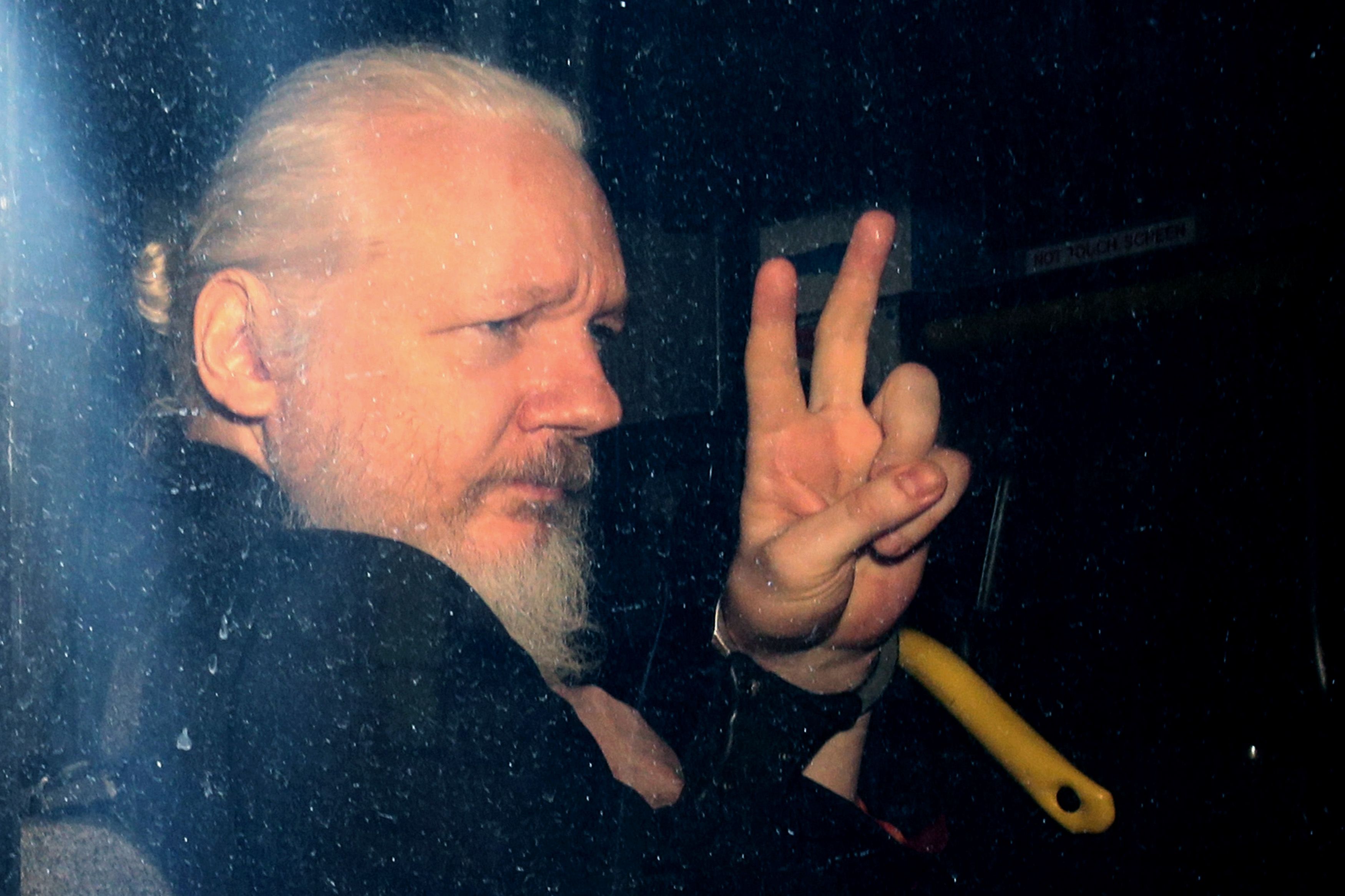 Julian Assange vrea să fie eliberat din închisoare pentru a merge la înmormântarea creatoarei de modă Vivienne Westwood