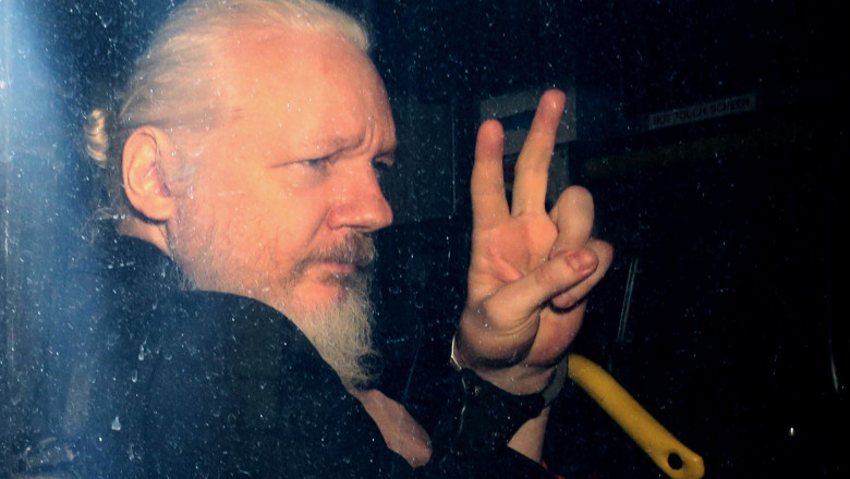 Julian Assange în 2019, în momentul arestării la Ambasada Ecuadorului la Londra