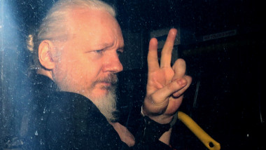 Julian Assange în 2019, în momentul arestării la Ambasada Ecuadorului la Londra