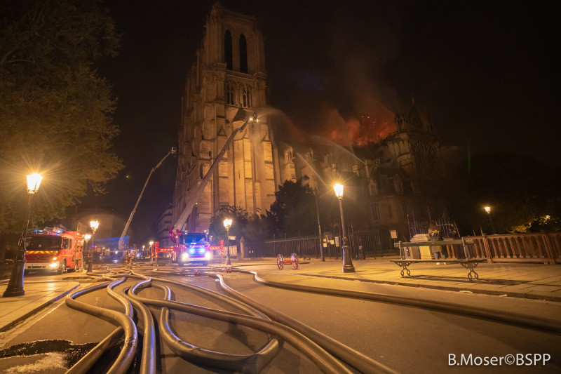 incendiu-notre-dame-pompiers-de-paris-fb (2)