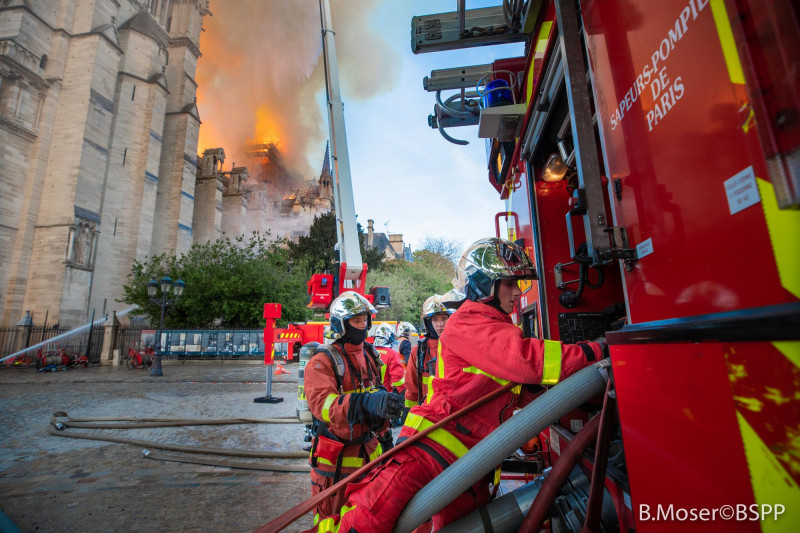 incendiu-notre-dame-pompiers-de-paris-fb (3)