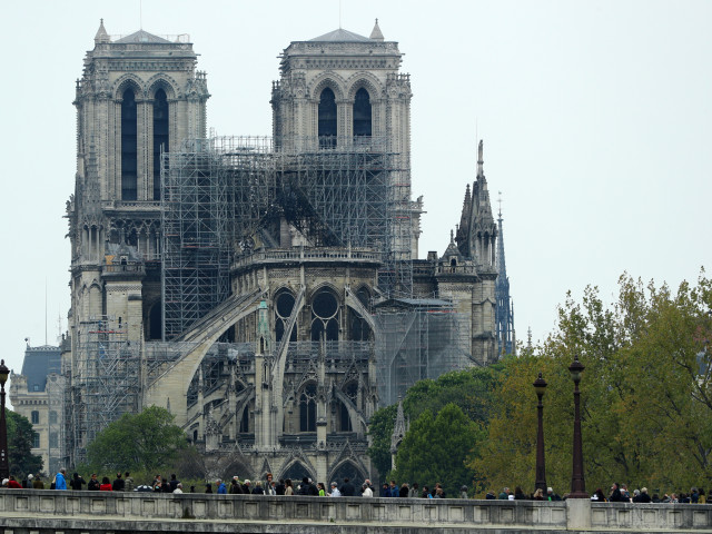 Perseus album Ie Incendiu la Notre Dame. Primele măsuri luate după stingerea flăcărilor |  Digi24