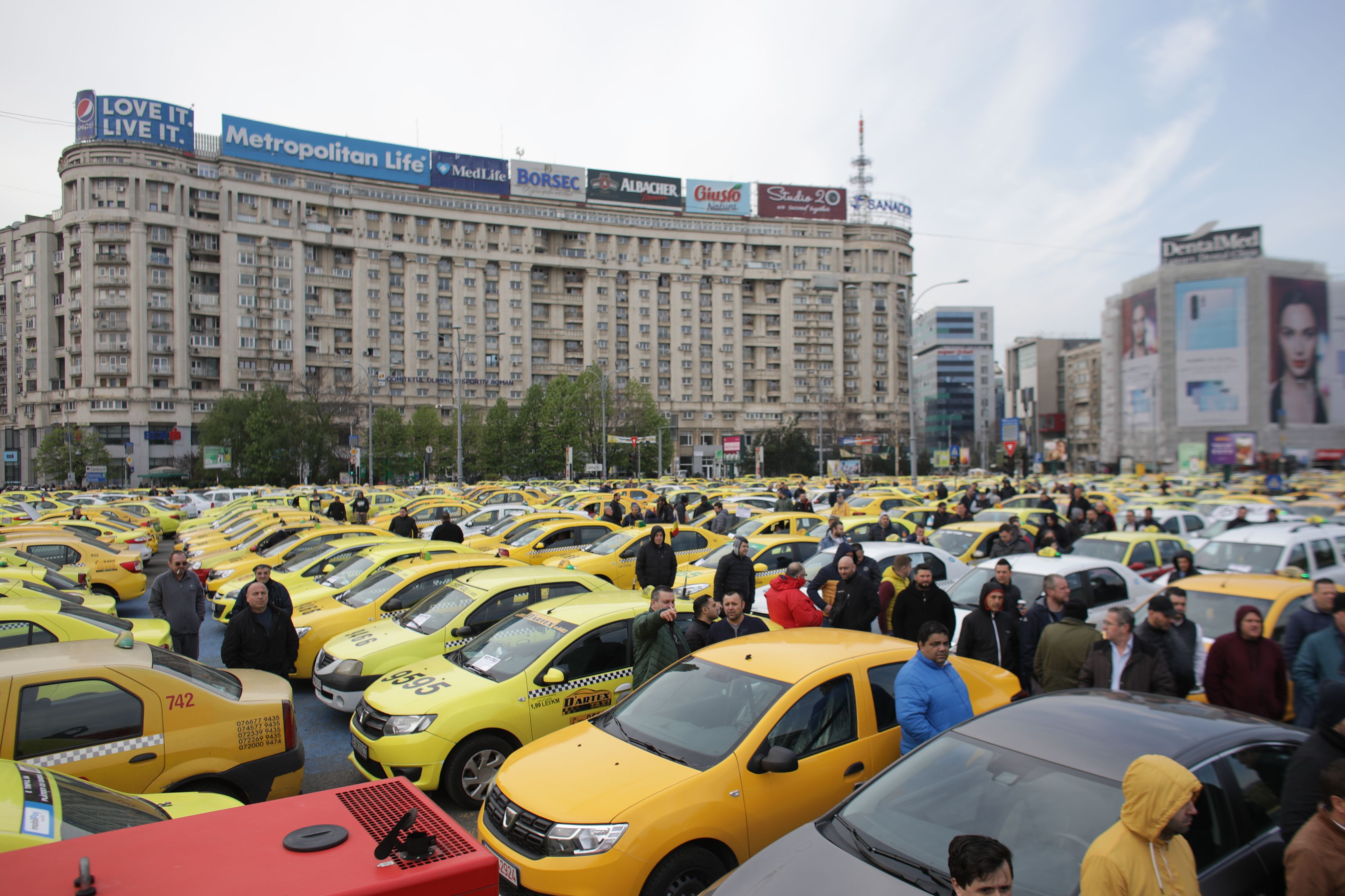 Peste 500 de taximetrişti protestează miercuri în Piaţa Constituţiei şi Piaţa Victoriei