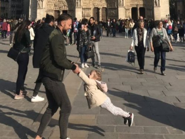 Fotografia devenită virală după incendiul de la Notre Dame. Bărbatul pe care îl caută tot internetul