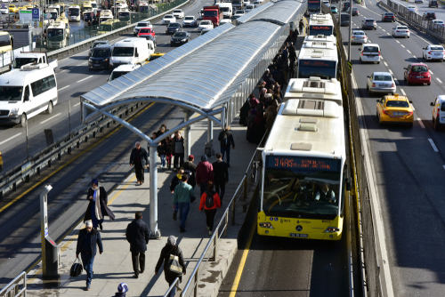 Sticle din plastic şi doze de racoritoare in schimbul biletelor pentru transportul public. Oferta primariei unui oras
