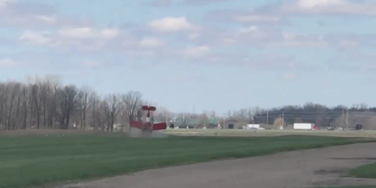 VIDEO - Accident mai puţin obişnuit. Un avion s-a rasturnat la aterizare