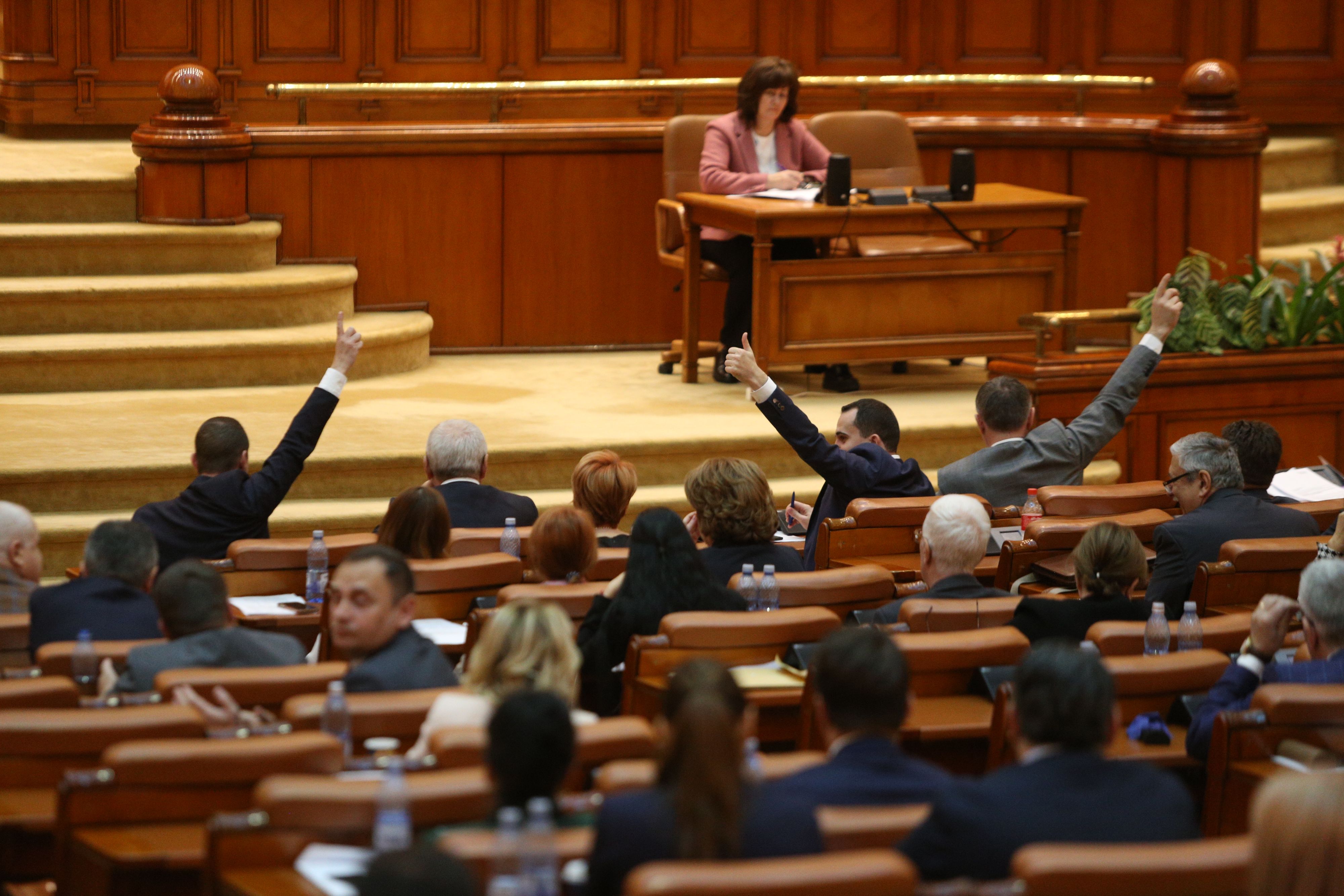 Statutul deputaților și senatorilor, modificat. Au fost înăsprite sancțiunile pentru abaterile disciplinare. Ce riscă parlamentarii