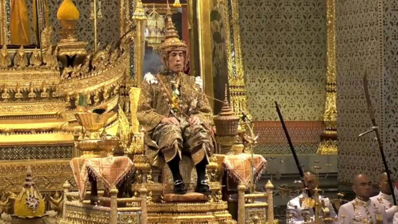 Tronul, coroana de 7,3 kg și hainele noului rege al Thailandei sunt toate din aur