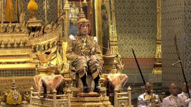Tronul, coroana de 7,3 kg și hainele noului rege al Thailandei sunt toate din aur
