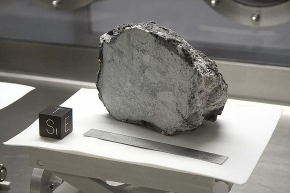 roca lunara expusa la centrul spatial din Houston