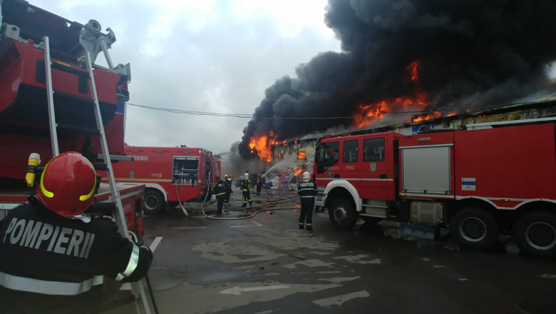 Video Incendiu La Un Mare Centru Comercial De Langă București