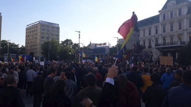 piata-unirii-iasi-manifestanti-anti-psd-ziarul-de-iasi