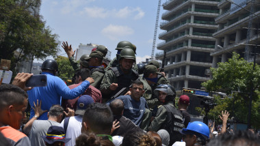 soldati venezuela care au pactizat cu protestatarii