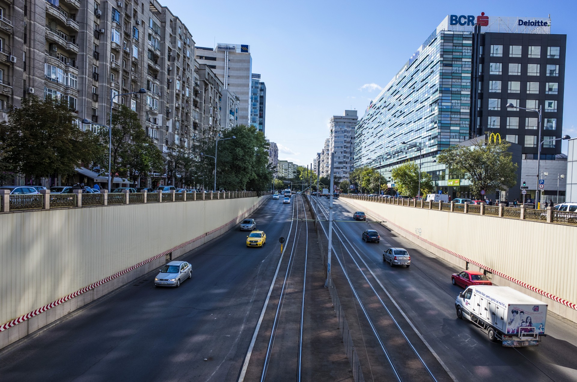 Trafic restricționat prin Pasajul Victoriei, în urma unor căderi ale planșeului