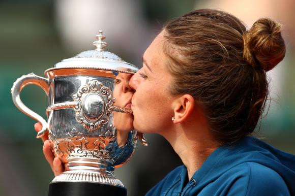 simona halep trofeu roland garros getty