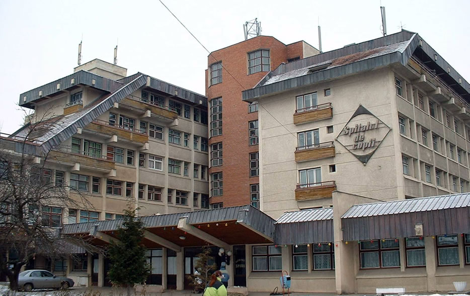 Acuzatii: Taxa de 80 de lei pe noapte, pentru parinti, la Spitalul de pediatrie din Braşov
