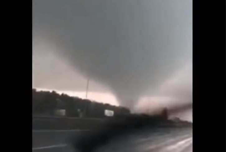 VIDEO. Tornada puternica formata in nord-vestul Ucrainei