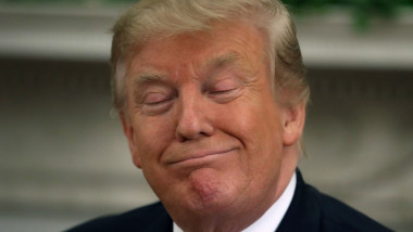 Donald Trump zâmbeşte cu ochii închişi