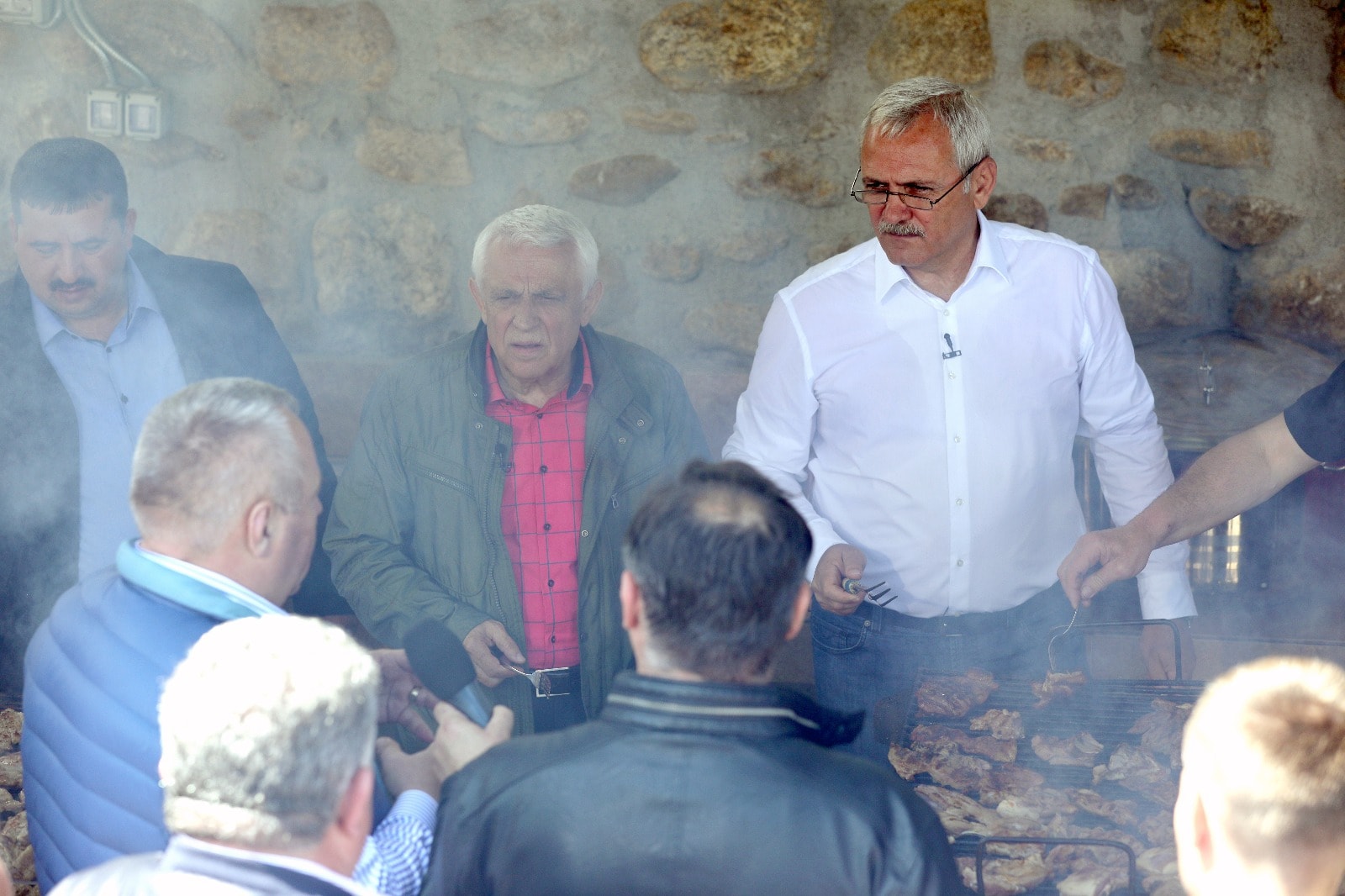 FOTO Liviu Dragnea nu mai iese in public de teama protestelor. Sambata a facut mici la gratar, in cadru restrans, la Sibiu