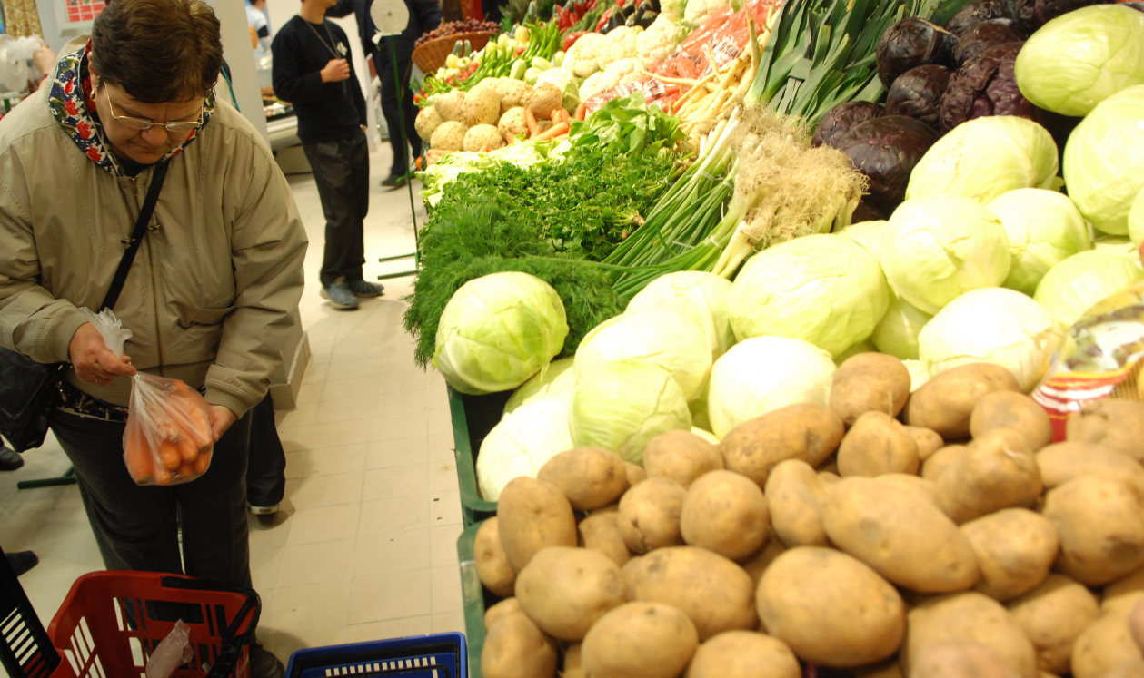 Amenzi uriase pentru marii comercianţi de legume şi fructe. Zeci de tone, oprite de la comercializare