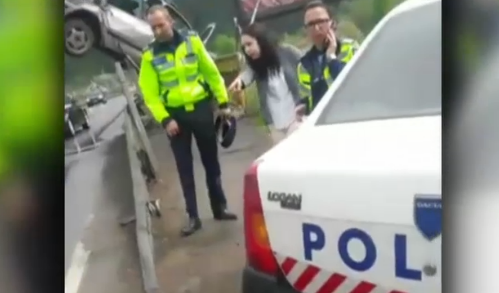 Explicatile soferitei care a ramas cu masina suspendata pe marginea unui pod