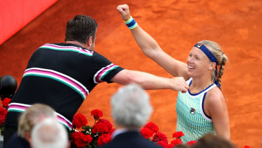 Kiki Bertens și antrenorul ei Raemon Sluiter se bucură după victoria de la Madrid Open 2019