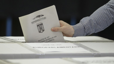 un buletin de vot este introdus in urna pentru europarlamentare
