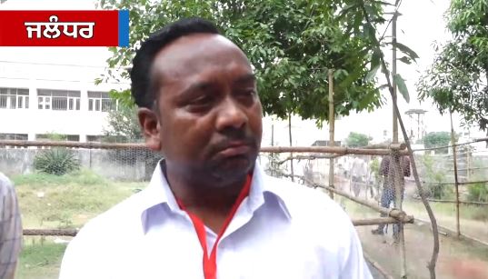VIDEO. Un candidat din India a plans in direct la TV dupa ce a primit doar 5 voturi. Familia lui are 9 membri