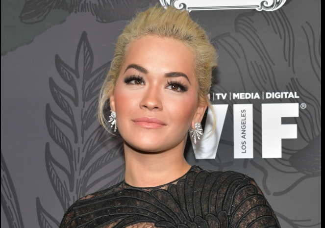 Bijuterii in valoare de 3,5 milioane de euro, pentru Rita Ora, au fost uitate intr-un avion