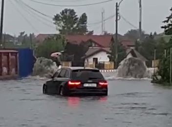 Furtuna puternica in sud-estul tarii. Intr-o comuna din Ilfov, canalizarea a semanat cu fantanile arteziene
