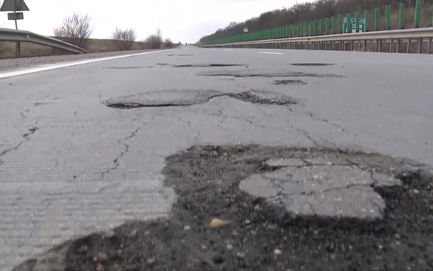Ministrul Cuc a gasit soluţia pentru miile de gropi de pe A2: SMURDUL autostrazii