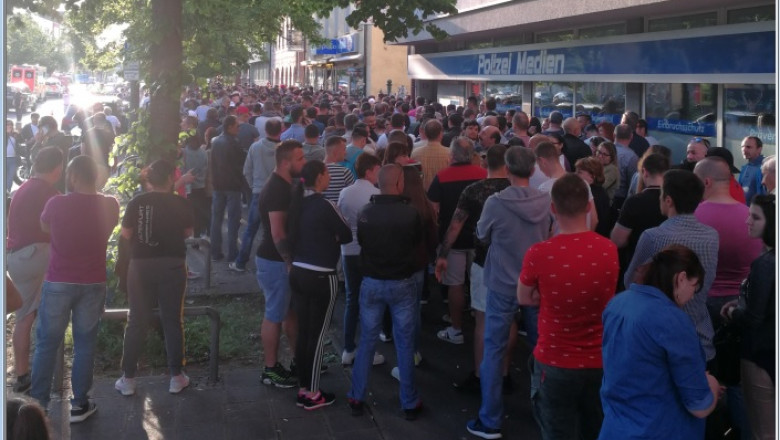 Oameni care stau la coadă să voteze la Nurnberg la alegerile europarlamentare 2019